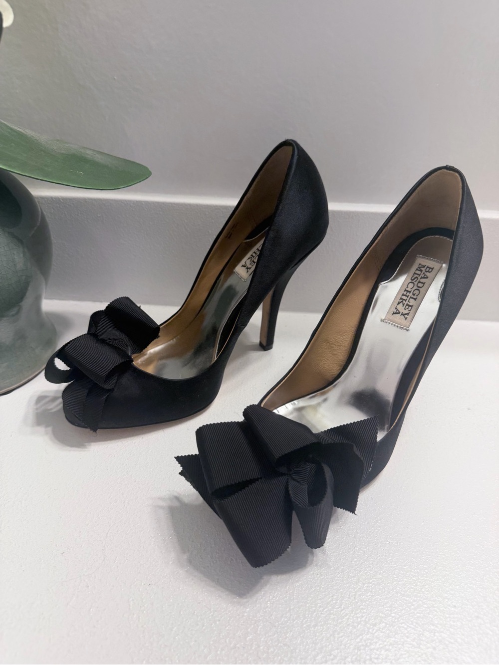 Badgley Mischka Black Satin Heels with Bow size 7 1/2 - Picture 3 of 6